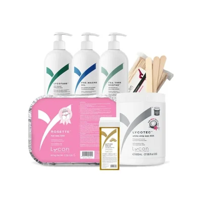 Een collectie Lycon ontharingsproducten, waaronder Rosette hot wax, Lycotane reinigingslotion, pre-waxing oil, Tea-Tree Soothe aftercare, Lycotec strip wax, een waxroller en houten spatels.